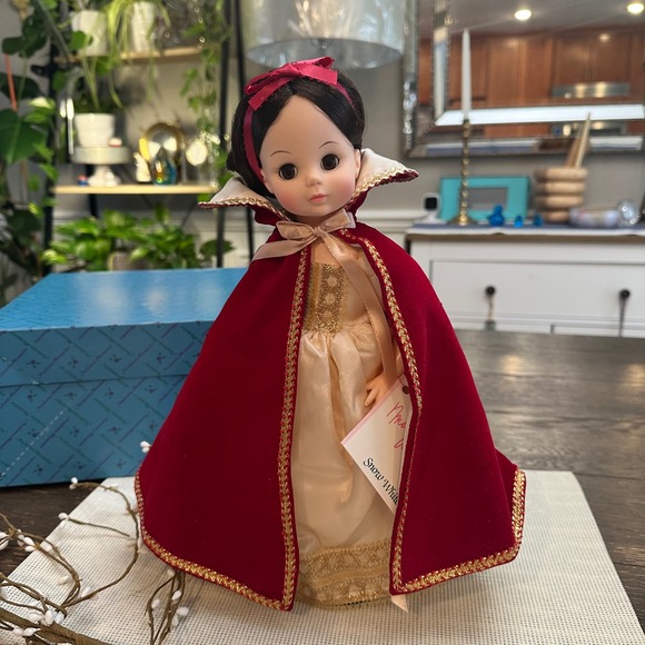 Madame Alexander 13 inch Snow White DollCharacter Vintage NEW‎ in original Box